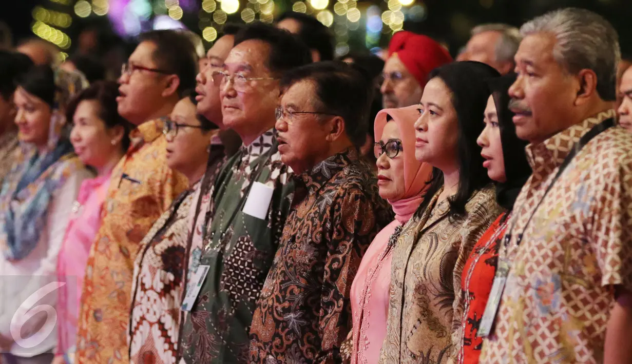 Wapres Jusuf Kalla didampingi oleh Presiden TAFISA Ju-Ho Chang (batik hijau) pada saat pembukaan Tafisa Games 2016 ke-6 di Mall Ancol Beach City, Jakarta, Sabtu (8/10). Jusuf Kalla secara resmi membuka The 6th TAFISA 2016. (Liputan6.com/Herman Zakharia)