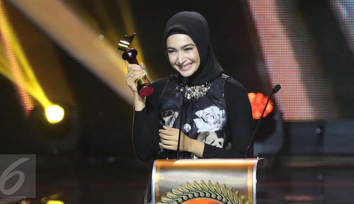 Senyum Nabila Syakieb ketika meraih penghargaan Pemeran Wanita Serial TV Terpuji Festival Film Bandung (FFB) 2016 lewat perannya dalam sinetron Surga yang Kedua, di Monumen Perjuangan Rakyat Jawa Barat, Sabtu (24/9). (Liputan6.com/Herman Zakharia)