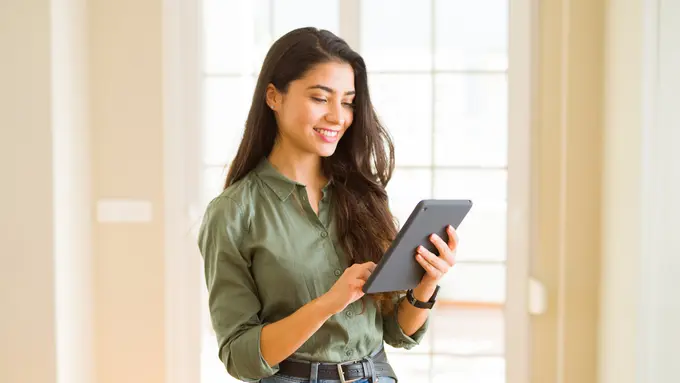 perempuan bekerja di rumah