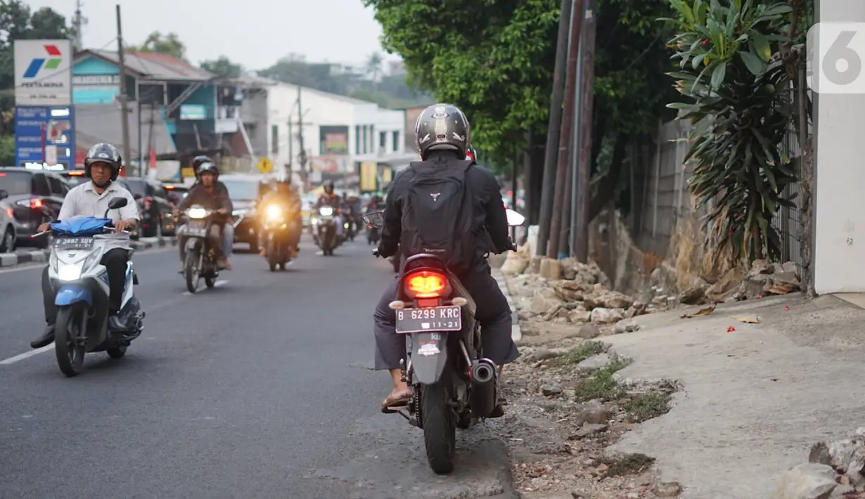 Sejumlah kendaraan roda dua melawan arus di Jalan TB Simatupang, Pasar Rebo, Jakarta, Rabu (16/10/2019). Selain melanggar hukum, perilaku buruk pemotor untuk menghindari macet tersebut juga mengganggu kenyamanan pengguna jalan lain. (Liputan6.com/Immanuel Antonius)
