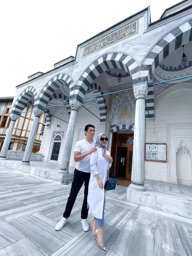 Sewa Satu Gerbong, Ini 6 Potret Syahrini Naik Kereta Shinkansen dengan Lega