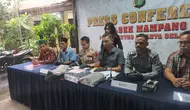 Polisi akhirnya berhasil menangkap otak dari pelaku kasus pembunuhan berencana terhadap korban seorang pelajar inisial FY (20) di kawasan Kemang, Mampang Prapatan, Jakarta Selatan (Jaksel), Kamis (6/6) (Merdeka.com)
