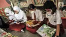 Anak-anak membaca buku di perpustakaan yang disediakan di Ruang Publik Terpadu Ramah Anak (RPTRA) Manggis, Kelurahan Kemanggisan, Kecamatan Palmerah, Jakarta Barat, Senin (31/10/2022). RPTRA Manggis menyediakan perpustakaan yang difasilitaskan untuk anak-anak sebagai upaya meningkatkan minat baca serta literasi tambahan usai jam sekolah. (merdeka.com/Iqbal S. Nugroho)