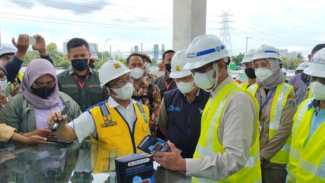 Pj Gubernur DKI Jakarta, Heru Budi  Hartono melakukan kunjungan ke lokasi proyek pembangunan Stasiun Pompa Sentiong Ancol
