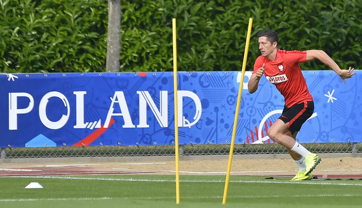 Striker Polandia, Robert Lewandowski, tampak berlari saat latihan jelang Piala Eropa 2016 di La Baule, Prancis, Kamis (9/6/2016). (AFP/Loic Venance)