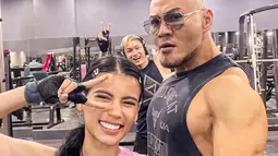 Tidak hanya berdua saja, Azka Corbuzier juga kadang terlihat akrab saat bersama Deddy dan Sabrina di tempat gym. Momen ketiganya selfie bersama ini curi perhatian. Momen sumringah terlihat jelas dari paras ketiganya. (Liputan6.com/IG/@sabrinachairunnisa_)