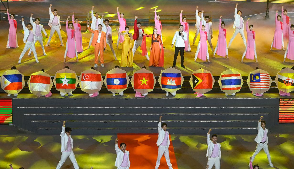 Disusul pemanggilan 11 peserta dan pengumuman klasemen akhir pesta olahraga ke-31 itu. (AFP/Tang Chhin Sothy)