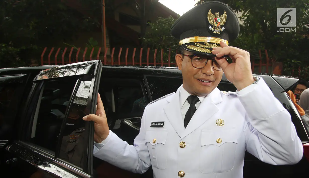 Gubernur DKI terpilih, Anies Baswedan bersiap menaiki mobilnya menuju Masjid Sunda Kelapa dari rumahnya di Lebak Bulus, Jakarta, Senin (16/10). Anies ke Sunda Kelapa untuk menemui wakilnya, Sandiaga Uno. (Liputan6.com/Immanuel Antonius)