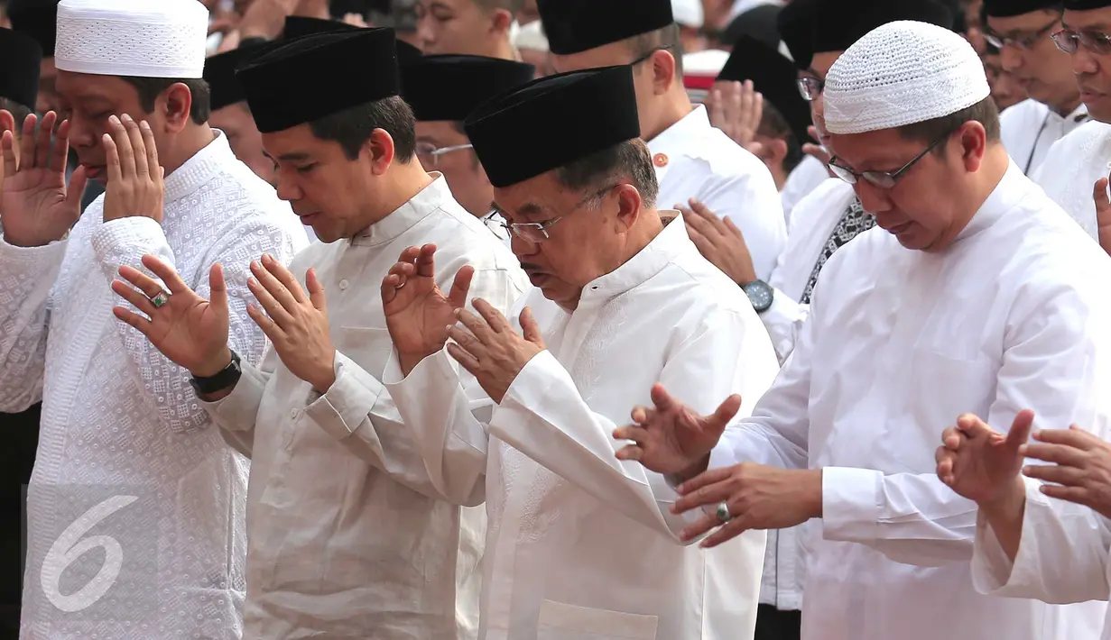 Wapres Jusuf Kalla melaksanakan Salat Istisqo di Halaman Masjid Istiqlal, Jakarta,(1/11/2015). Wapres bersama masyarakat dan menteri melakukan shalat tersebut untuk meminta hujan agar Indonesia tidak didera musim kemarau. (Liputan6.com/Angga Yuniar) 