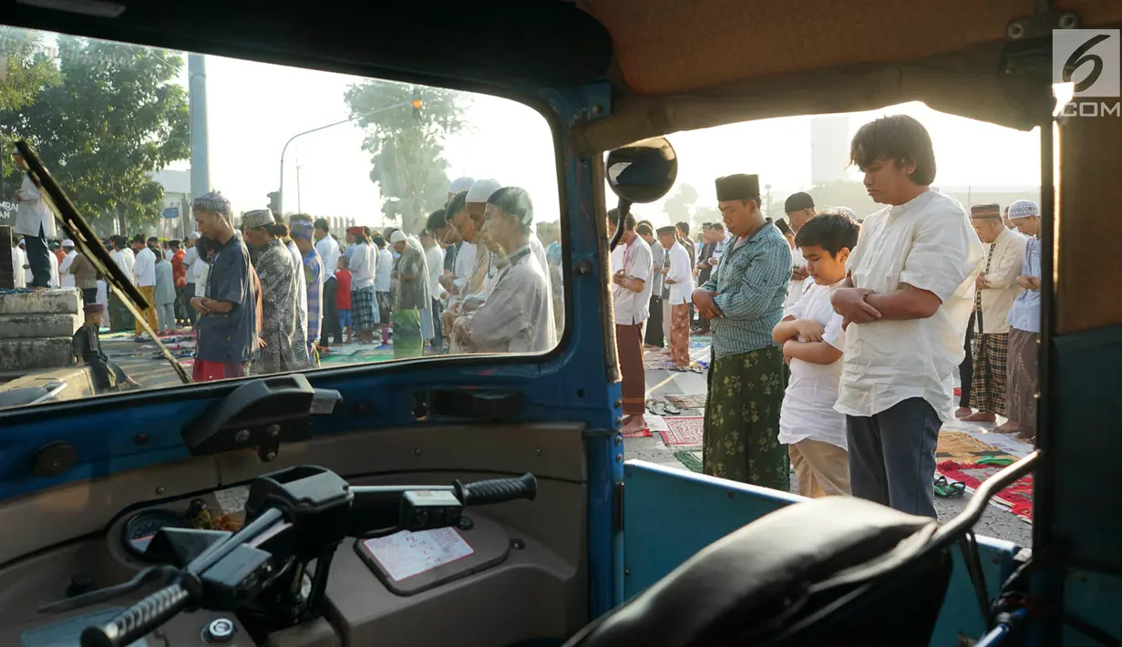 Warga melaksanakan salat Id di kawasan persimpangan Pasar Senen, Jakarta, Rabu (5/6/2019). Hari Raya Idul Fitri 1440 H dirayakan berbagai umat Muslim di seluruh Indonesia dan dunia. (Liputan6.com/Immanuel Antonius)