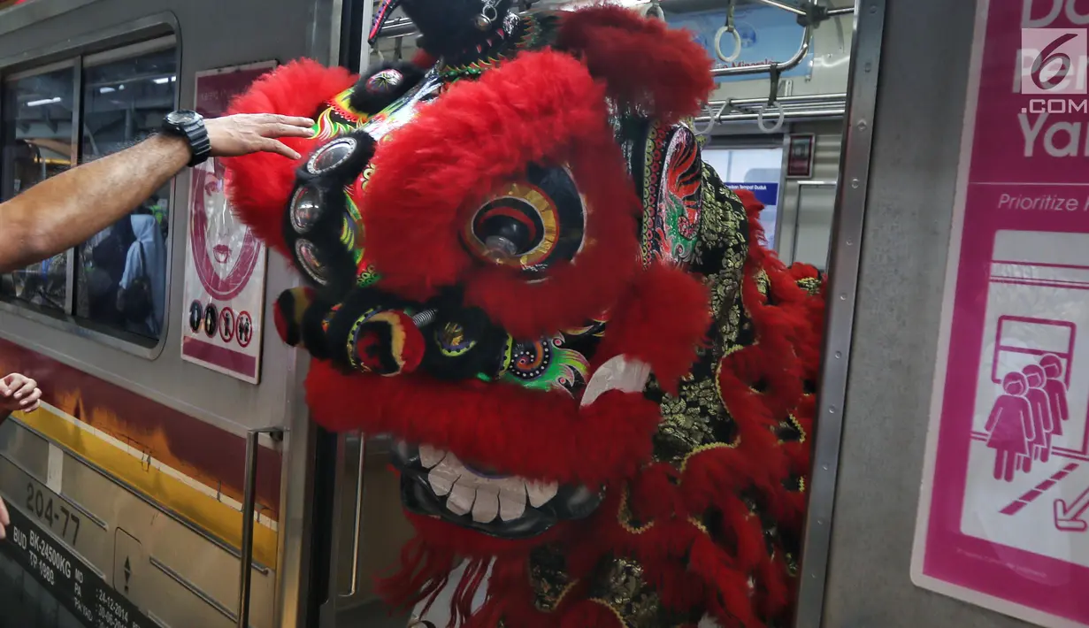 Barongsai menghibur penumpang kereta api di stasiun Jakarta-Kota, Selasa (5/2). Di Tahun Baru Imlek ini PT KAI menghadirkan hiburan Barongsai serta meluncurkan KMT tematik dan pemberian fortune cookies bagi pengguna jasa KRL. (Liputan6.com/Johan Tallo)