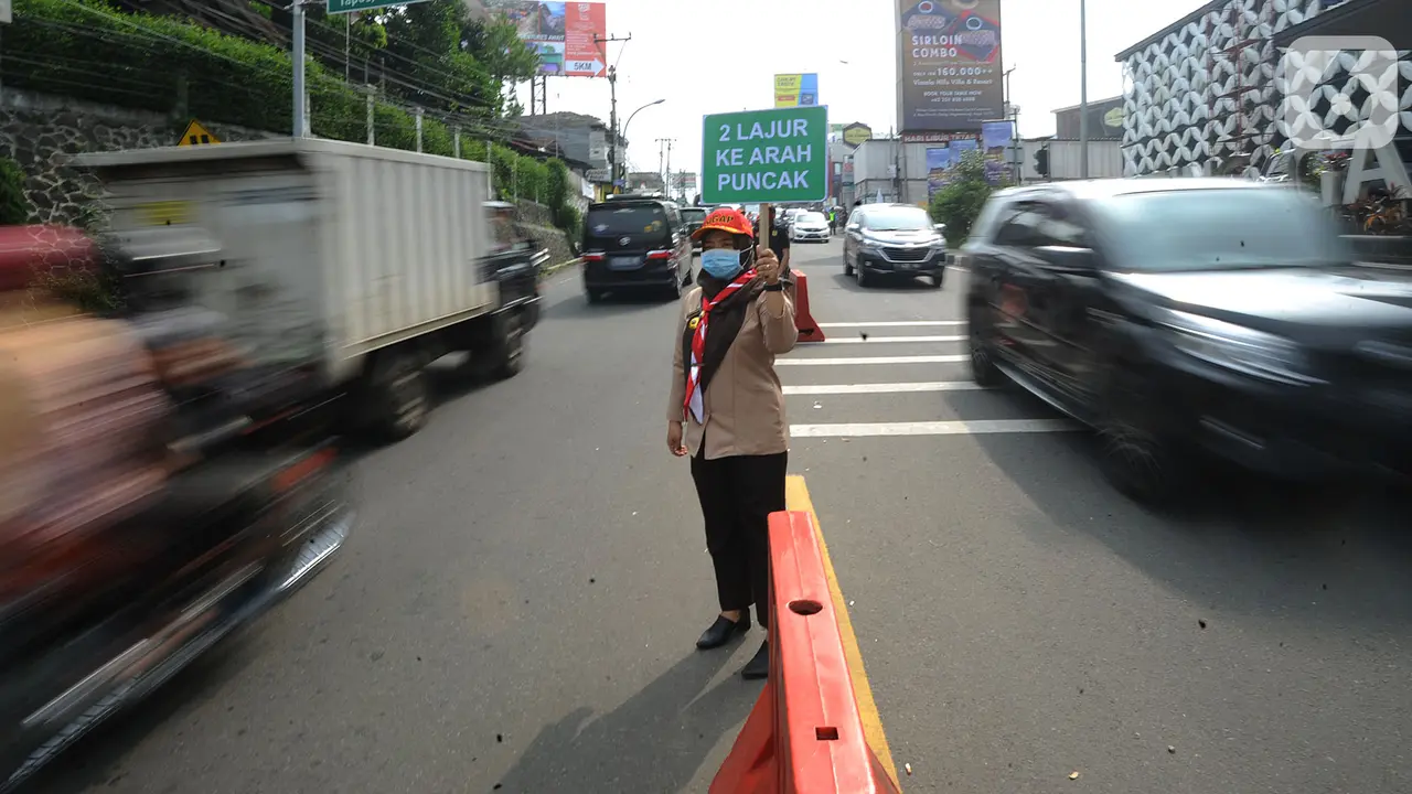 Menteri Pekerjaan Umum dan Perumahan Rakyat (PUPR) Basuki Hadimuljono menginstruksikan perbaikan dan pelebaran pada jalur alternatif Puncak, Jawa Barat.