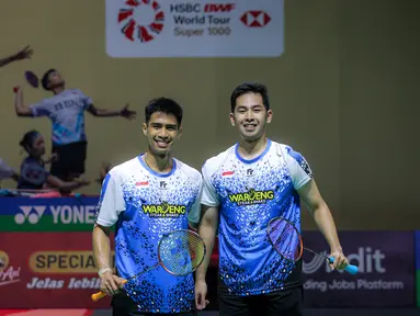 Pebulu tangkis ganda putra Indonesia, Sabar Karyaman Gutama/Moh Reza Pahlevi berfoto bersama setelah mengalahkan pasangan Chinese Taipei, Lee Jhe-Huei/Yang Po-Hsuan pada babak perempat final Indonesia Open 2024 di Istora Senayan, Jakarta, Sabtu (07/06/2024). (Bola.com/Bagaskara Lazuardi)