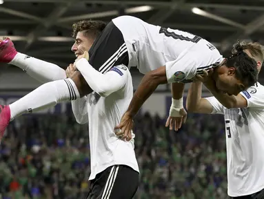 Para pemain Jerman merayakan gol yang dicetak Serge Gnabry ke gawang Irlandia Utara pada laga Kualifikasi Piala Eropa 2020 di Windsor Park, Belfast, Senin (9/9). Irlandia Utara kalah 0-2 dari Jerman. (AFP/Paul Faith)
