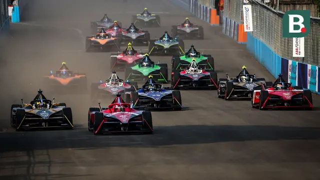 Foto: Melihat Kembali Aksi Juara Dunia Formula E 2023, Jake Dennis saat Memacu Mobilnya di Jakarta E-Prix