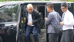 Penyidik senior KPK Novel Baswedan turun dari mobil saat tiba di gedung KPK, Jakarta, Kamis (22/2). Hampir 10 bulan Novel meninggalkan Indonesia untuk menjalani perawatan dan penyembuhan akibat insiden penyiraman air keras. (Liputan6.com/Herman Zakharia)