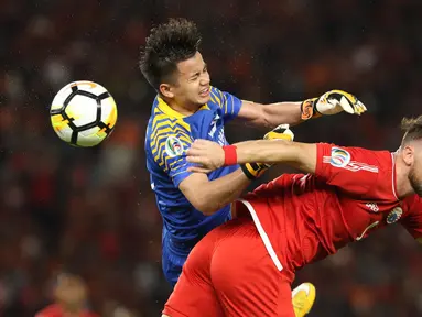 Pemain Persija, Marko Simic berebut bola atas dengan kiper Song Lam Nghe An pada fase grup H Piala AFC di Stadion GBK Jakarta, Rabu (14/3). Babak pertama Persija ditahan imbang Soang Lam Nghe An 0-0. (Liputan6.com/Helmi Fithriansyah)