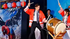 Ekspresi aktor asal Inggris Tom Holland saat memukul drum tradisional Jepang di pemutaran perdana film “Spider-Man: Homecoming” di Tokyo, Senin (7/8). Sebelumnya, Film Spider-Man resmi rilis di Amerika sejak 7 Juli 2017 lalu. (Shizuo Kambayashi /AP)