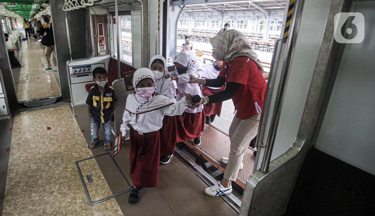 Sejumlah siswa sekolah dasar (SD) memasuki kereta saat mengikuti perayaan Hari Anak Nasional yang digelar KAI Commuter di Stasiun Jakarta Kota, Jakarta, Jumat (22/7/2022). Kegiatan tersebut sekaligus bertujuan untuk mengenalkan moda transportasi kereta kepada siswa sejak dini. (Liputan6.com/Faizal Fanani)