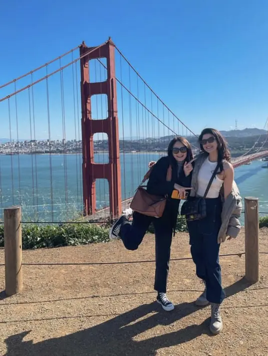 Medina tampil dengan tank top putih dengan outer padding jaket. Sedangkan Enzy tampil serba hitam. Credit: (@medinadinaaa)