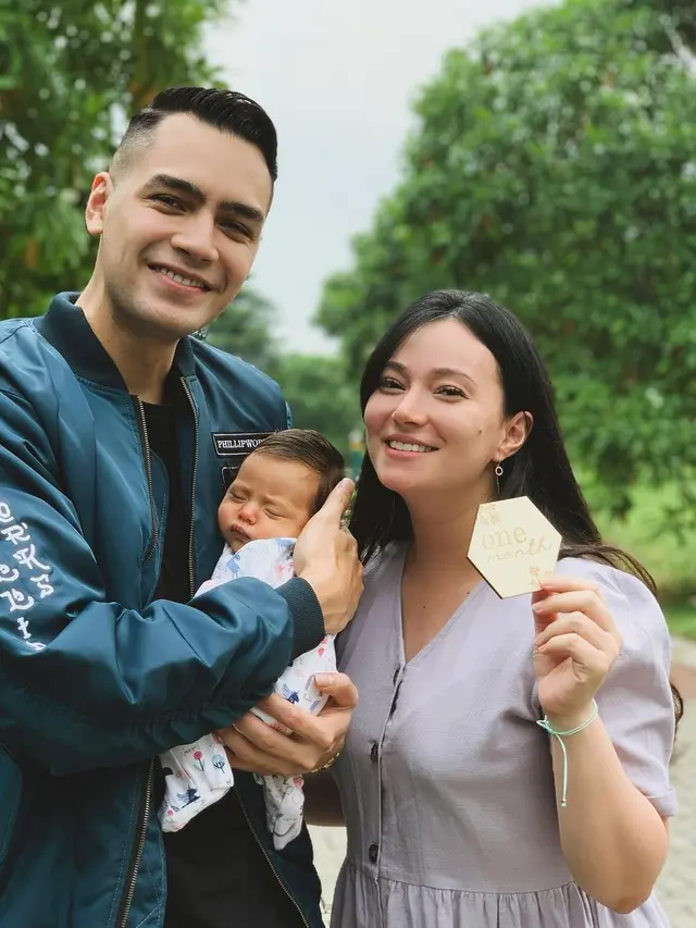 7 Potret Kebersamaan Asmirandah dan Jonas Rivanno Asuh Anak Pertama