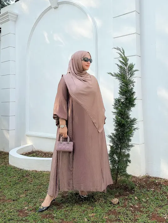 Sedangkan di sini Tasyi memilih outfit serba cokelat. [Foto: Instagram/tasyiiathasyia]