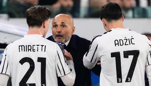 Pelatih Juventus, Luciano Spalletti, berbicara kepada sang gelandang Fabio Miretti saat laga Liga Champions 2025/2026 melawan Sporting CP di Allianz Stadium, Turin, Rabu (5/11/2025) dini hari WIB. (Marco Bertorello/AFP)