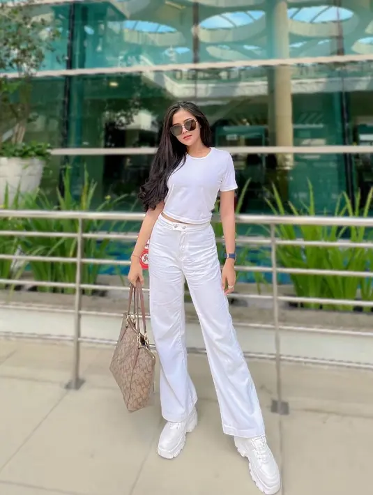 White on white ala Bella Bonita. Kaus putih polos lengan pendek dipadu Bella dengan celana jeans panjang berwarna putih. Foto: Instagram.