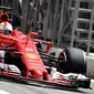 Pebalap Ferrari, Sebastian Vettel, menjadi yang tercepat sesi latihan bebas pertama (FP1) GP Bahrain di Sirkuit Sakhir, Jumat (14/4/2017). (AFP/Andrej Isakovic)