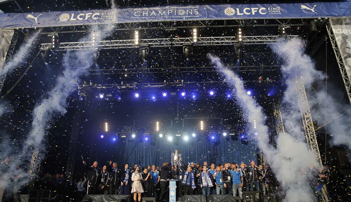  Pemain Leicester City  dan Pemilik memeriahkan parade juara Liga Inggris di Victoria Park, Leicester, (16/5/2016). (AFP/Adrian Dennis)