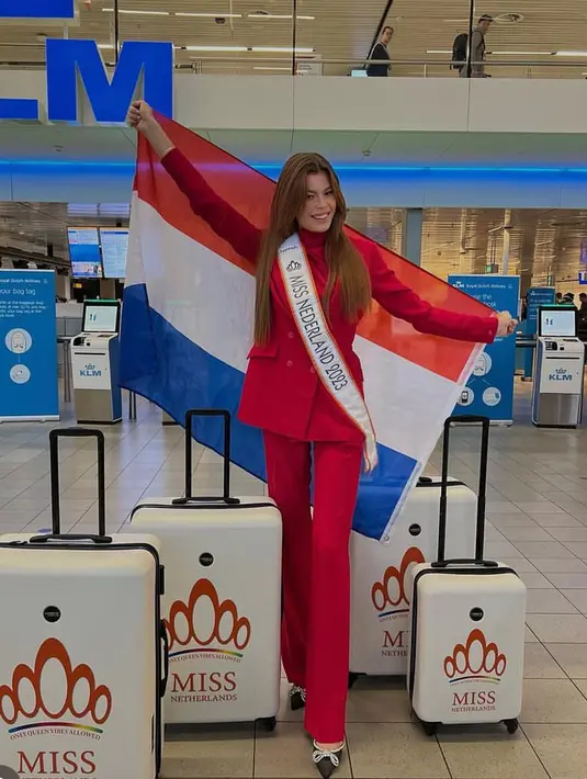 Sedangkan, Miss Belanda Kollé mengenakan setelan warna merah. Dari blazer dan celananya, dipadukan heels berpita. [@rikkievaleriekolle]