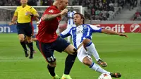 Olivier Torres (kanan) berebut bola dengan Simon Kjaer (PHILIPPE HUGUEN / AFP)