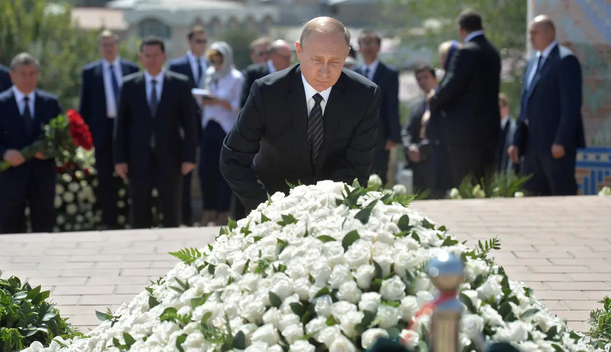 Ekspresi Presiden Rusia Vladimir Putin saat mengunjungi makam mendiang Presiden Uzbekistan Islam Karimov di kota bersejarah Samarkand, Selasa (6/9). Karimov meninggal di usia 78 tahun pada Jumat (2/9). (Sputnik/Kremlin/Alexei Druzhinin/ REUTERS)