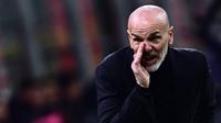 Pelatih AC Milan, Stefano Pioli memberikan semangat kepada anak asuhnya saat melawan Torino dalam duel pekan ke-22 Liga Italia 2022/2023, Sabtu (11/2/2023) dini hari WIB. Kemenangan Milan kali ini dengan beberapa penyesuaian taktik yang dibuat Pioli. Tetap dengan formasi tiga bek, Pioli membuat perubahan di tengah dan depan. (AFP/Marco Bertorello)