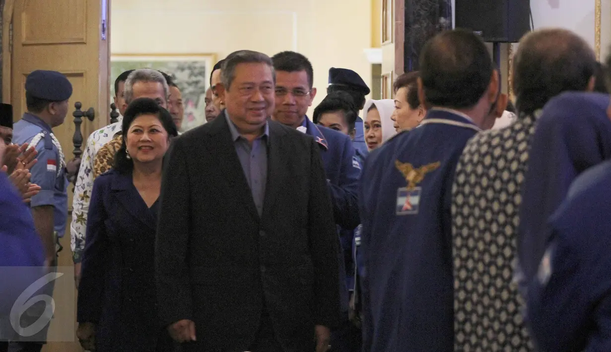 Ketum DPP Partai Demokrat Susilo Bambang Yudhoyono saat menghadiri Penutupan Rapat Pleno Partai Demokrat di Cianjur, Jawa Barat, Minggu (30/8/2015). Acara tersebut dihadiri 233 pasangan calon kepala daerah yang diusung Demokrat.(Liputan6.com/Helmi Afandi)