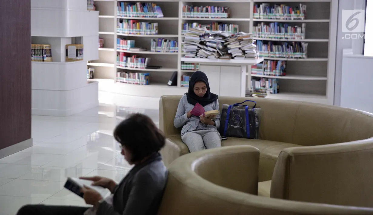 Pengunjung membaca buku di sebuah ruangan di Perpustakaan Nasional RI di Jakarta, Senin (6/11). Perpustakaan ini berada di Jalan Merdeka Selatan atau seberang parkiran IRTI Monas. (Liputan6.com/Faizal Fanani)