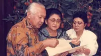 Tutut bersama kedua orangtuanya, Soeharto dan Tien Soeharto (Dok.Instagram/@tututsoeharto/https://www.instagram.com/p/BnSYocMHWTz/Komarudin)