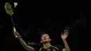 Tunggal putra China, Chen Long, mengembalikan kok saat melawan tunggal Indonesia, Jonatan Christie, pada laga BCA Indonesia Open di JCC, Jakarta, Kamis (15/6/2017). Chen menang 21-9 dan 21-7. (Bola.com/Vitalis Yogi Trisna)