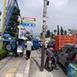 Tiang listrik dan reklame di bahu jalan yang mengganggu pengguna jalan di ruas jalan yang sudah dilebarkan di kawasan Puncak, Bogor, Jawa Barat. (Liputan6.com/Achmad Sudarno)