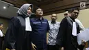 Advokat Lucas (kedua kiri) bersama tim penasehat hukumnya usai sidang dakwaan di Pengadilan Tipikor, Jakarta, Rabu (7/11). Lucas didakwa menghalangi proses penyidikan KPK terhadap tersangka Eddy Sindoro. (Liputan6.com/Helmi Fithriansyah)