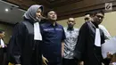 Advokat Lucas (kedua kiri) bersama tim penasehat hukumnya usai sidang dakwaan di Pengadilan Tipikor, Jakarta, Rabu (7/11). Lucas didakwa menghalangi proses penyidikan KPK terhadap tersangka Eddy Sindoro. (Liputan6.com/Helmi Fithriansyah)