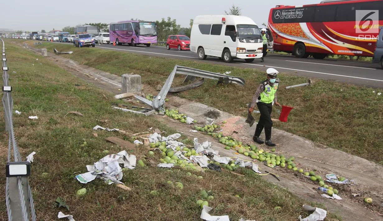 Polisi lalu lintas mengidentifikasi lokasi kecelakaan mobil Grand max yang terjadi di KM 152 Tol Cipali, Jawa Barat, Minggu (10/6). Kecelakaan terjadi karena mobil oleng dan menabrak pembatas jalan tol. (Liputan6.com/Arya Manggala)