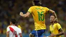 Pemain Brasil, Filipe Luis, merayakan gol yang dicetaknya ke gawang Peru dalam Kualifikasi Piala Dunia 2018 di Stadion Ponte Nova, Salvador, Brasil, Rabu (18/11/2015) pagi WIB. (AFP Photo/Felipe Oliveira)