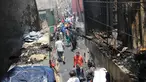 Sejumlah warga saat melihat kondisi bangunan rumah yang terbakar di kawasan Kebon Melati  Tanah Abang, Jakarta, Jumat (6/3/2015). Kebakaran yang terjadi menyebabkan setidaknya2 RW dan 6 RT di kelurahan kebon melati terbakar. (Liputan6.com/Helmi Afandi)