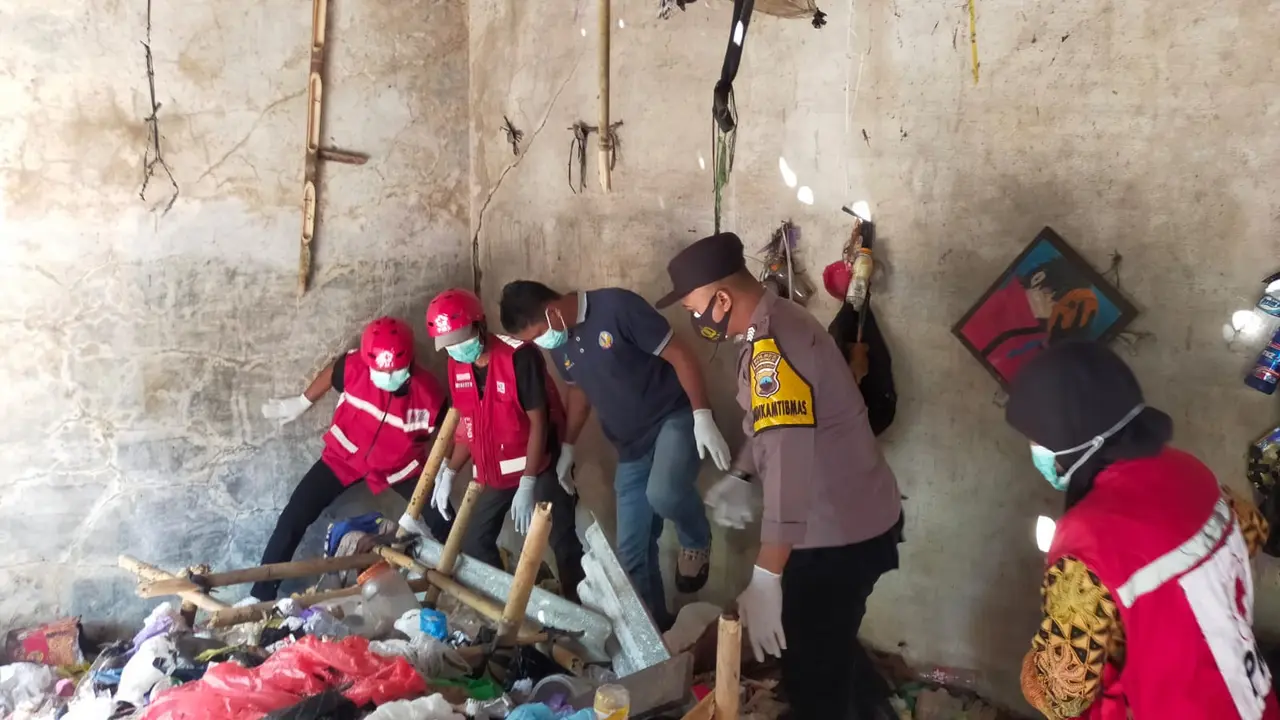 Jasad Odgj ditemukan di tumpukan sampah di dalam warung kosong, di Kebumen. (Foto: Liputan6.com/Polres Kebumen)