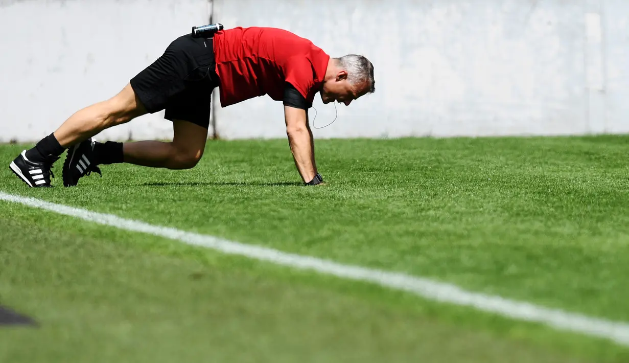 Wasit dari Belanda, 'Bjorn Kuipers mengambil bagian dalam sesi pelatihan wasit di stadion Lokomotiv di Moskow (11/6). Jelang turnamen sepak bola Piala Dunia 2018 Rusia para wasit melakukan latihan. (AFP Photo/Kirill Kudryavtsev)