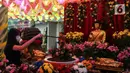 Umat Buddha melakukan sembahyang Puja Bakti Waisak di Vihara Avalokitesvara Pondok Cabe, Tangerang Selatan, Banten, Senin (16/5/2022). Ibadah perayaan Hari Raya Waisak 2566 BE berlangsung khidmat dengan mengusung tema "Dalam Cinta Kasih, Semua Bersaudara". (Liputan6.com/Johan Tallo)