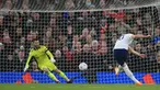 Naas bagi MU, di menit 32 mereka dihukum penalti. David De Gea sebenarnya sudah membaca arah tembakan penalti Harry Kane, namun sepakan sang bomber terlalu keras sehingga gagal ditepis oleh De Gea. (AFP/Lindsey Parnaby)