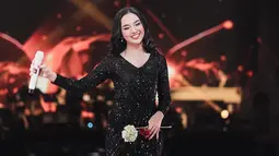 Saat tampil di atas panggung, Lyodra juga sempat terlihat menggunakan sebuah simpel dress hitam yang menawan. Penampilan dara 18 tahun ini pun banjir pujian netizen. (Liputan6.com/IG/@lyodraofficial)