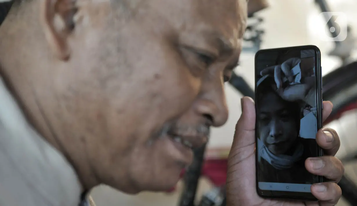 Warga bermaaf-maafan dengan keluarga melalui panggilan video saat halalbihalal Idul Fitri di Jakarta, Minggu (24/5/2020). Halalbihalal virtual menjadi alternatif bersilaturahmi dengan keluarga di kampung halaman akibat tidak dapat mudik karena wabah virus COVID-19. (merdeka.com/Iqbal S. Nugroho)